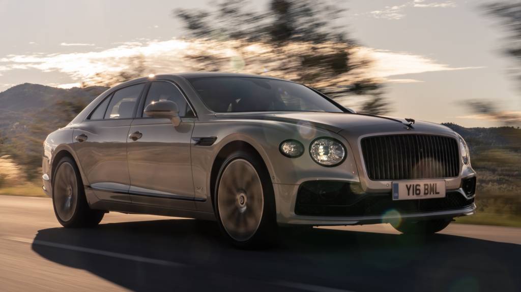 Bentley e LifeScore Bentley Flying Spur 2020 bege visto de 3/4 de frente
