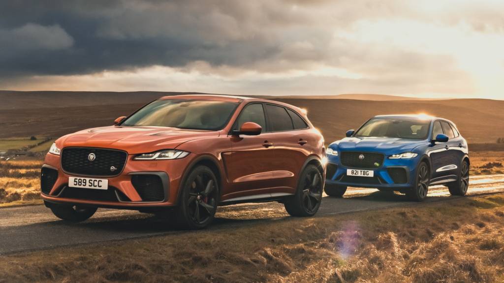 Jaguar F-PACE SVR laranja e azul vistos 3/4 de frente