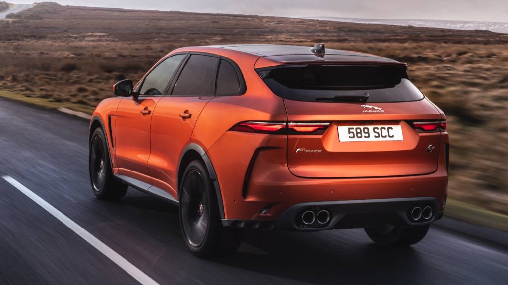 F-PACE SVR laranja visto 3/4 de trás