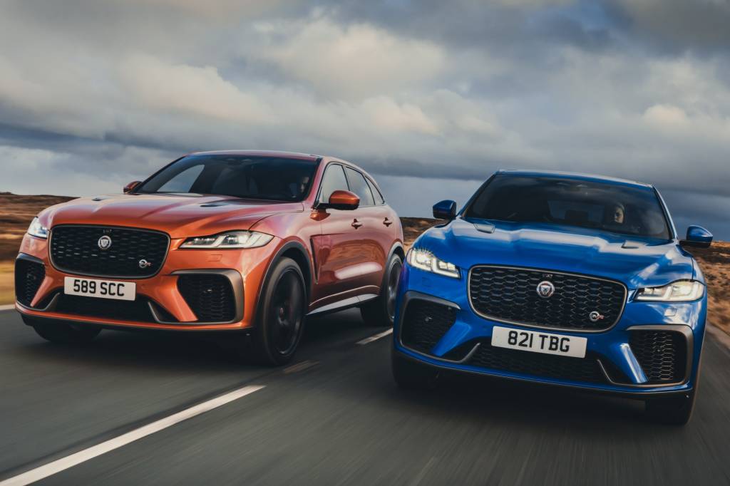 Jaguar F-PACE SVR laranja e azul vistos de frente