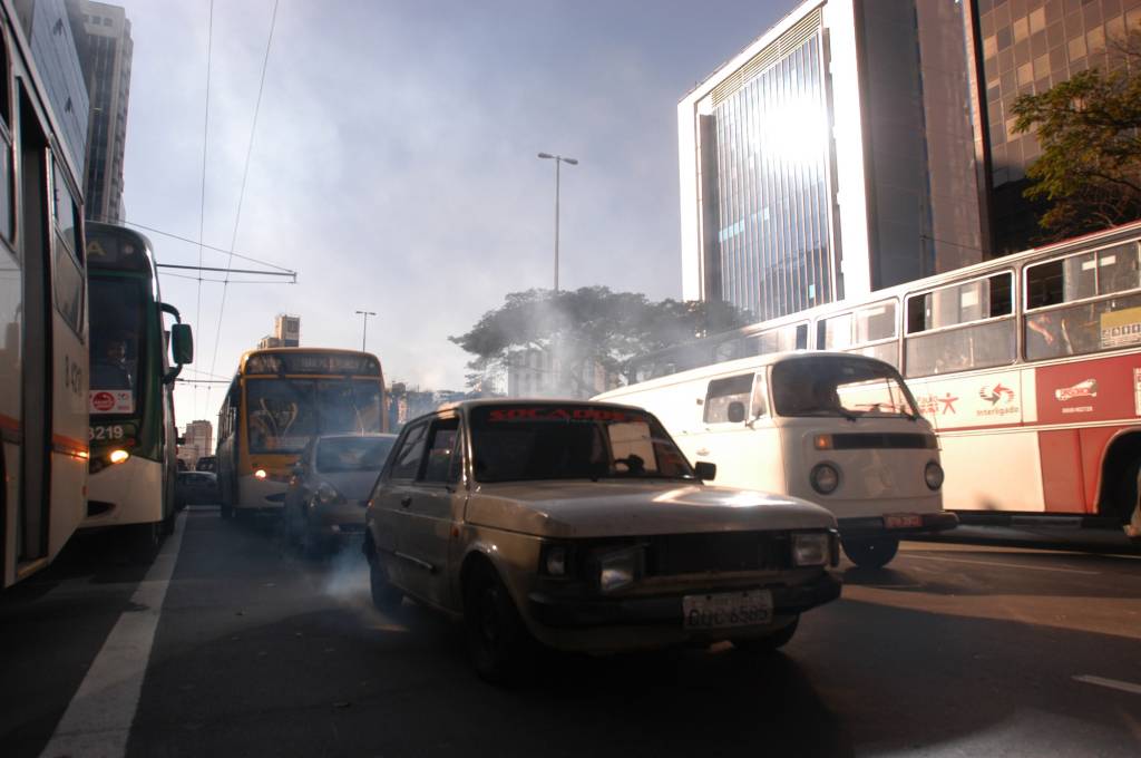 Fiat 147 em péssimo estado de conservação e com documentação irregular, dirigido por Sérgio Ruiz, editor da Revista Quatro Rodas, para matéria demonstrando qua a fiscalização é ineficaz.