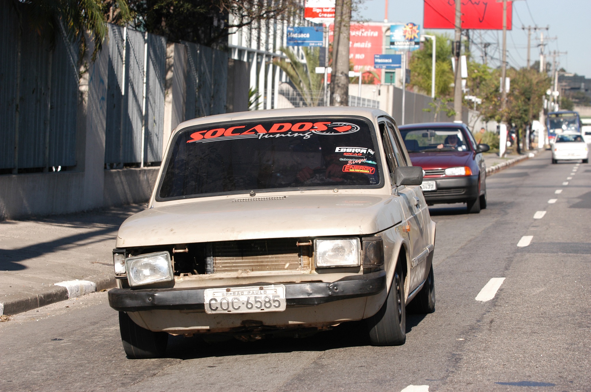 Fiat 147 em péssimo estado de conservação e com documentação irregular, dirigido por Sérgio Ruiz, editor da Revista Quatro Rodas, para matéria demonstrando qua a fiscalização é ineficaz.
