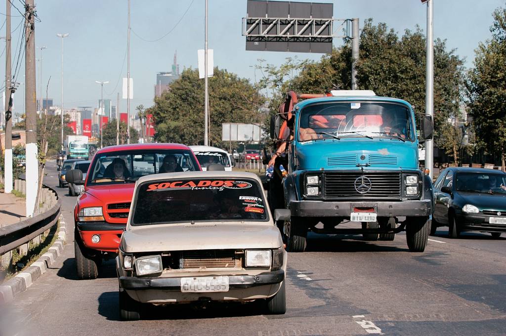 Fiat 147 em péssimo estado de conservação e com documentação irregular, dirigido por Sérgio Ruiz Luz, editor da revista Quatro Rodas, para elaboração de matéria demonstrando que a fiscalização é ineficaz.