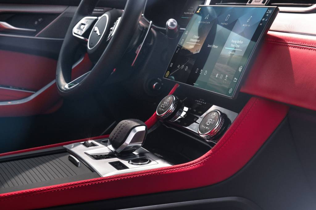 Jaguar F-PACE – Câmbio Imagem do câmbio do Jaguar F-PACE