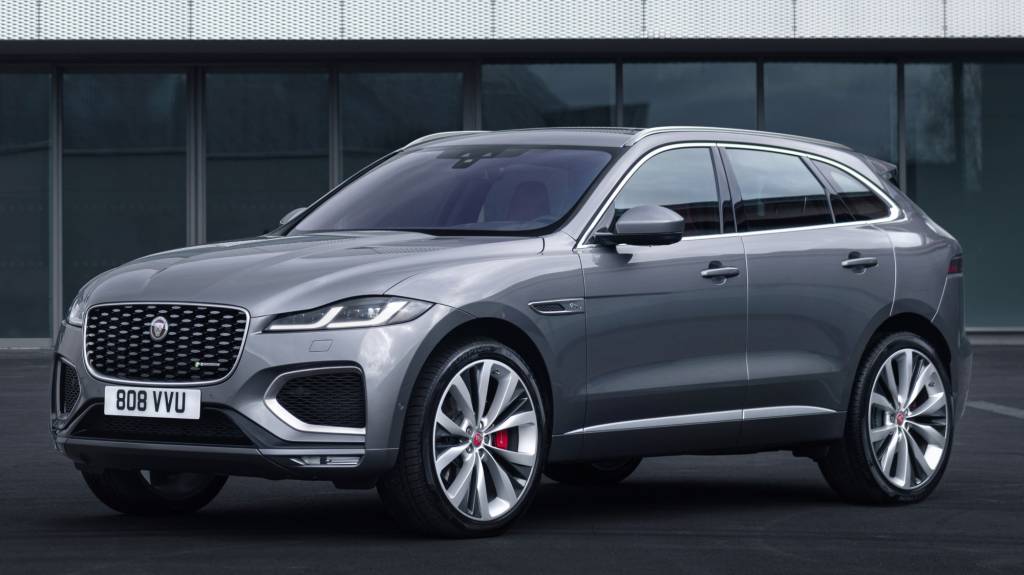 Jaguar F-PACE cinza visto 3/4 de frente