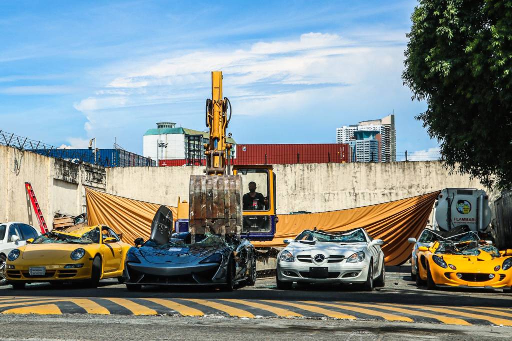McLaren 620R, Lotus Elise, Bentley Flying Spur, Porsche 911, Mercedes-Benz SLK, Hyundai Genesis, Toyota Solara destruídos nas Filipinas