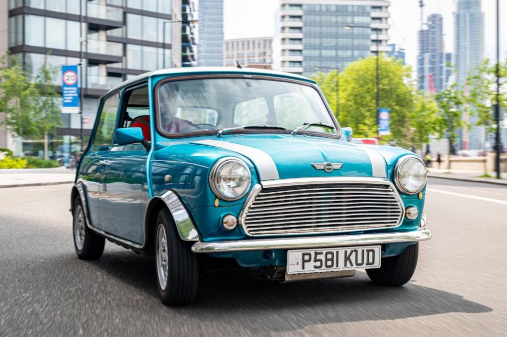 Mini 1993 Rover elétrico verde claro visto de frente