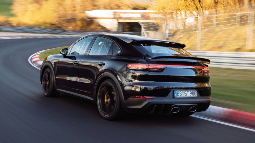 Porsche Cayenne Coupé Turbo Porsche Cayenne Coupé Turbo preta vista de trás