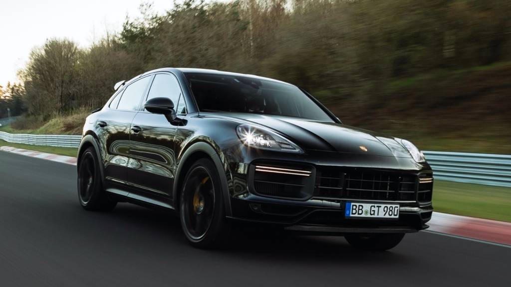 Porsche Cayenne Coupé Turbo feito Porsche Cayenne Coupé Turbo preta vista 3/4 de frente