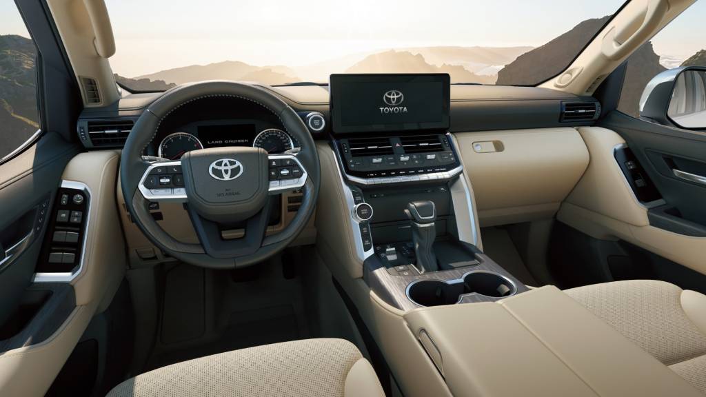 Interior do Toyota Land Cruiser 300Series visto dos bancos da frente