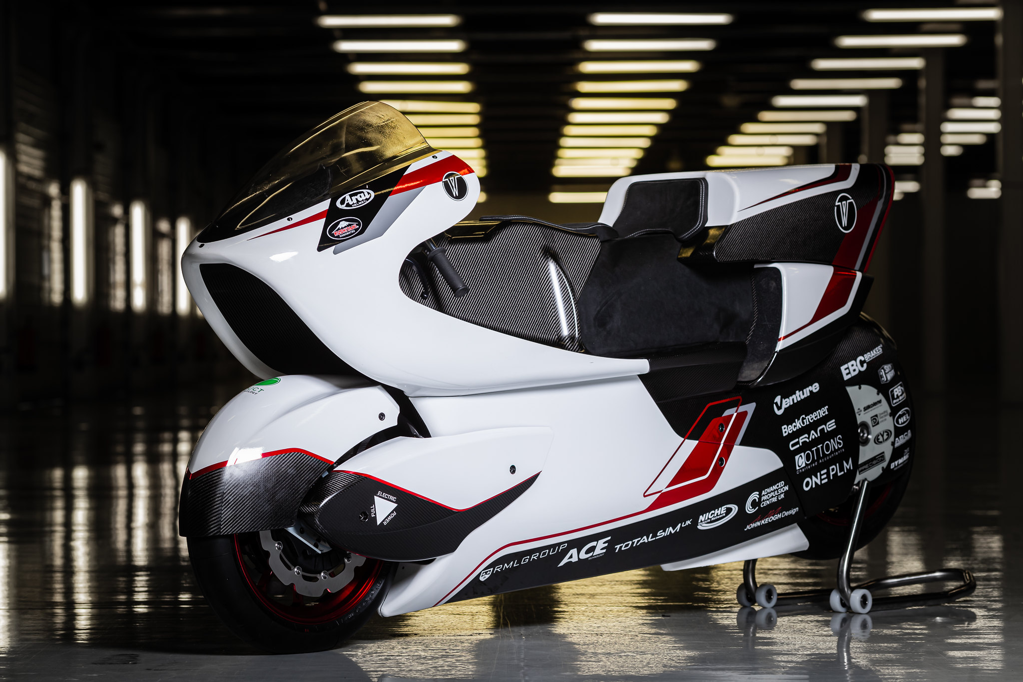 foto em estudio da moto mais aerodinamica do mundo