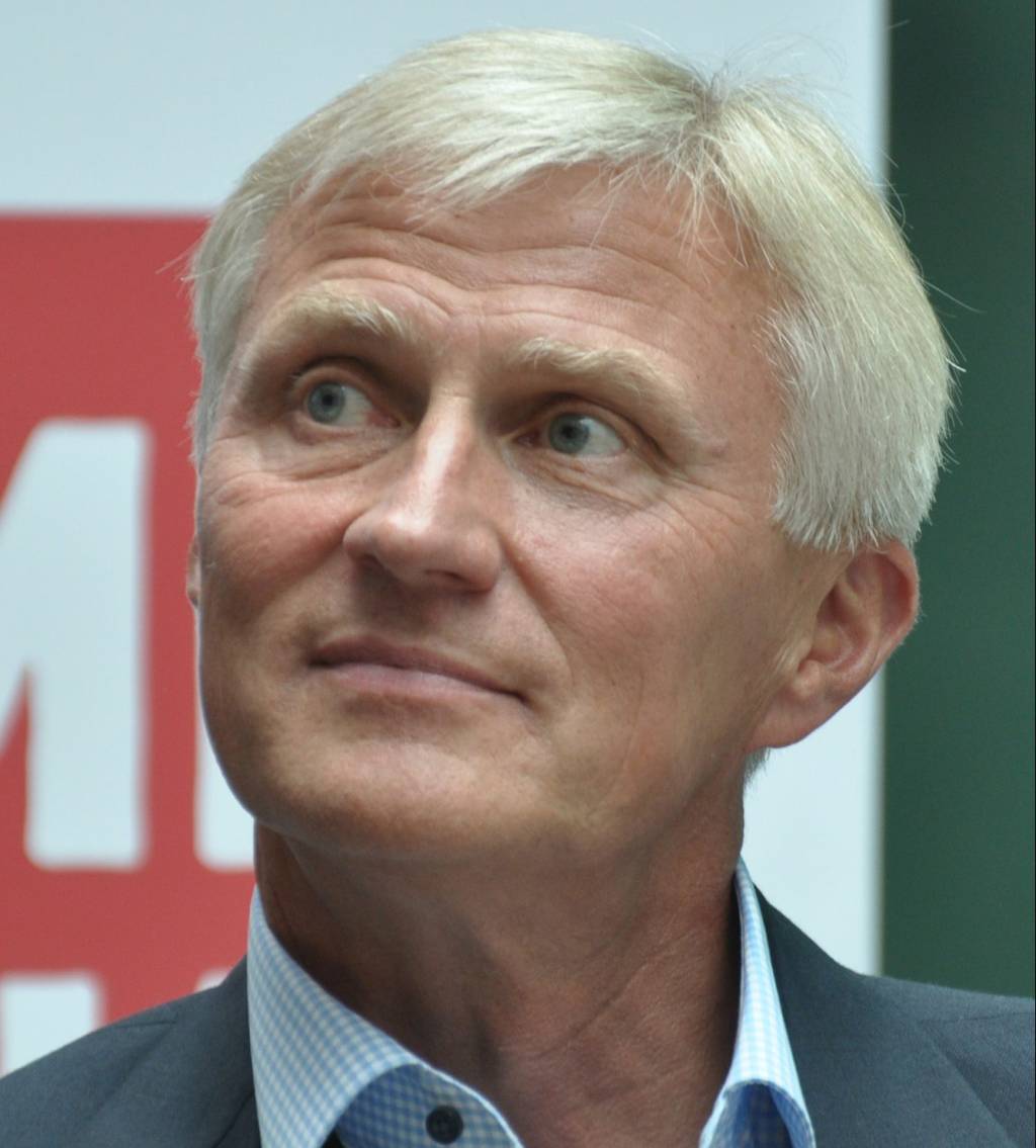 ANSSI VANJOKI Anssi Vanjoki visto de frente