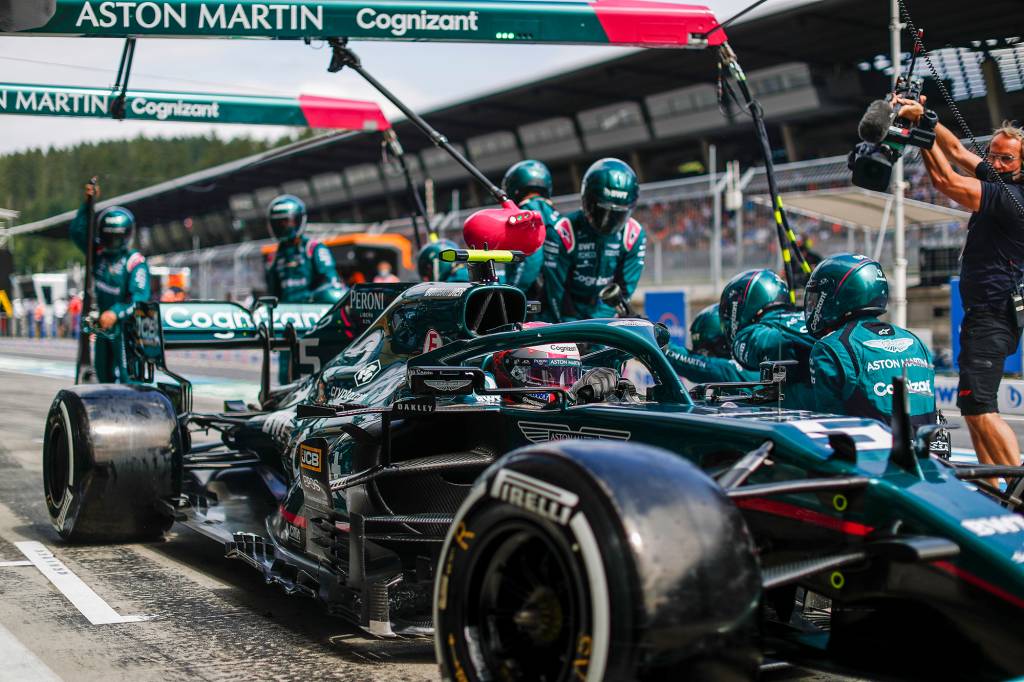 Aston Martin de Sebastian Vettel em um pit stop