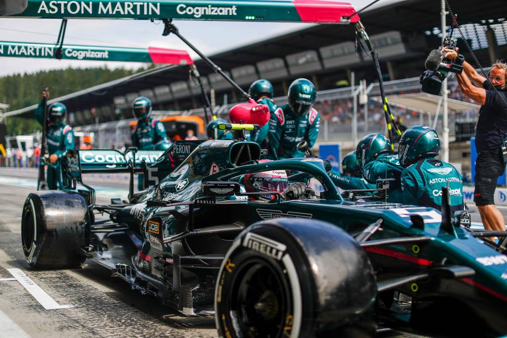 Aston Martin de Sebastian Vettel Aston Martin de Sebastian Vettel em um pit stop