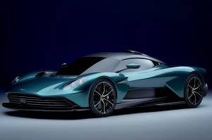 Aston Martin Valhalla verde escuro visto 3/4 de frente
