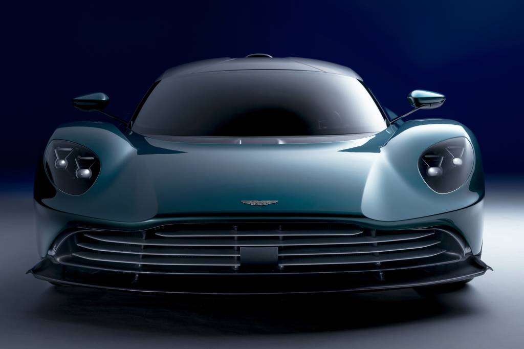 Aston Martin Valhalla verde visto de frente