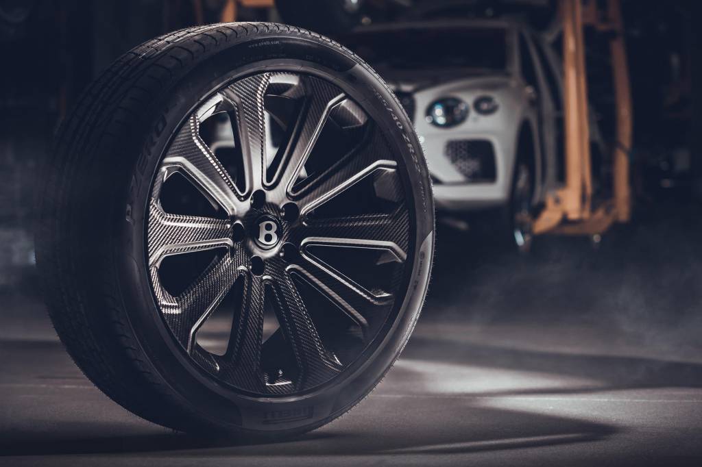 Detalhe da roda de 22 polegadas do Bentley Bentayga