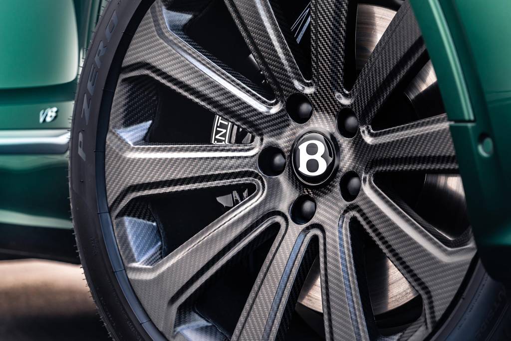 Detalhe da roda de 22 polegadas do Bentley Bentayga