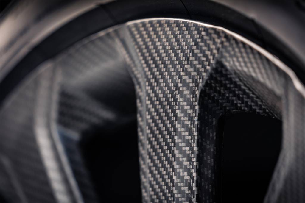 Detalhe da fibra de carbono da roda do Bentley Bentayga