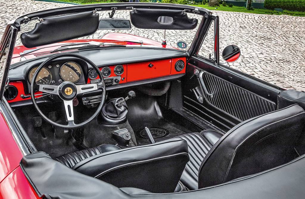 visão interna do Alfa Romeo Spider 66
