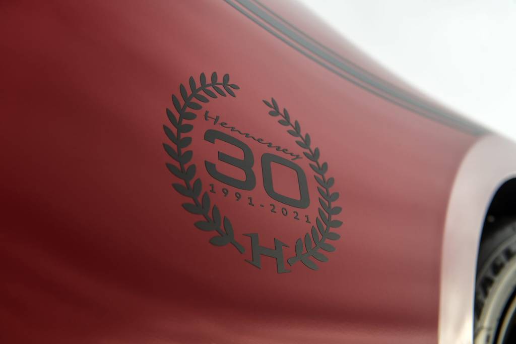 Detalhe do logo comemorativo no Chevrolet Camaro Exorcist vermelho