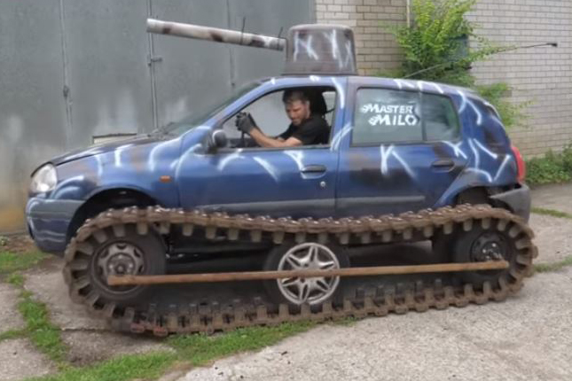 Renault Clio com trilho de tanque visto de lado