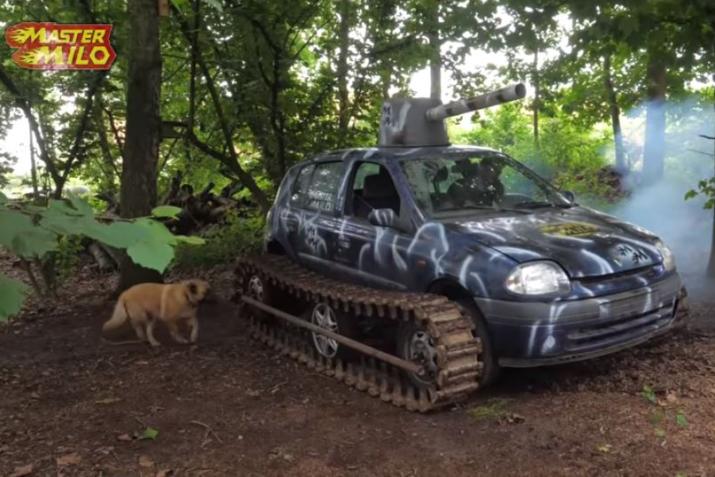 Renault Clio com trilho de tanque visto 3/4 de frente