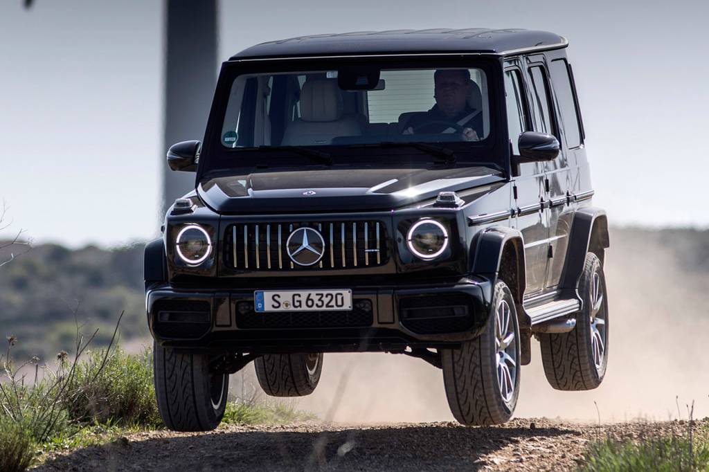 Mercedes Classe G frontal e pulando