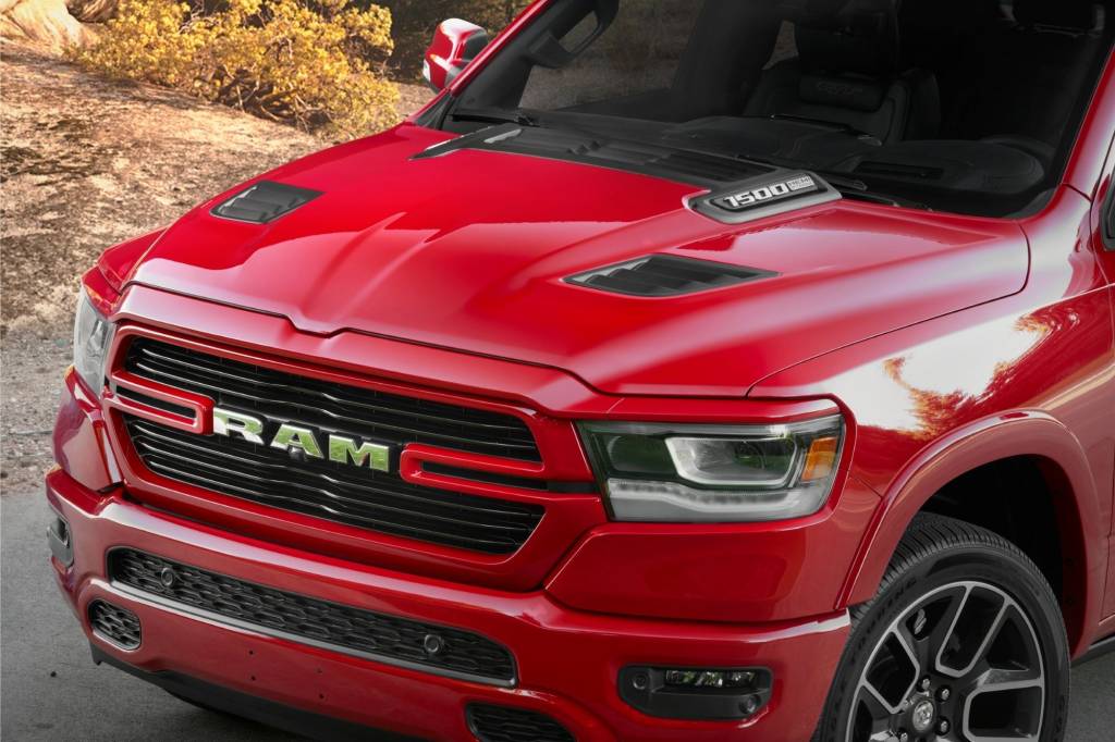 detalhe capô ram 1500 larmie gt capô ram larmie gt