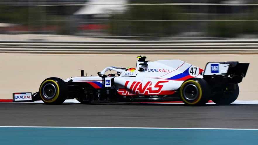 Carro de F1 da equipe Haas visto de lado