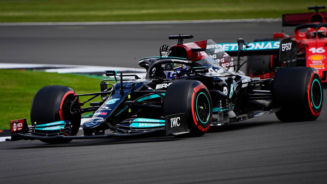 Carro de F1 da Mercedes de 2021 visto de lado