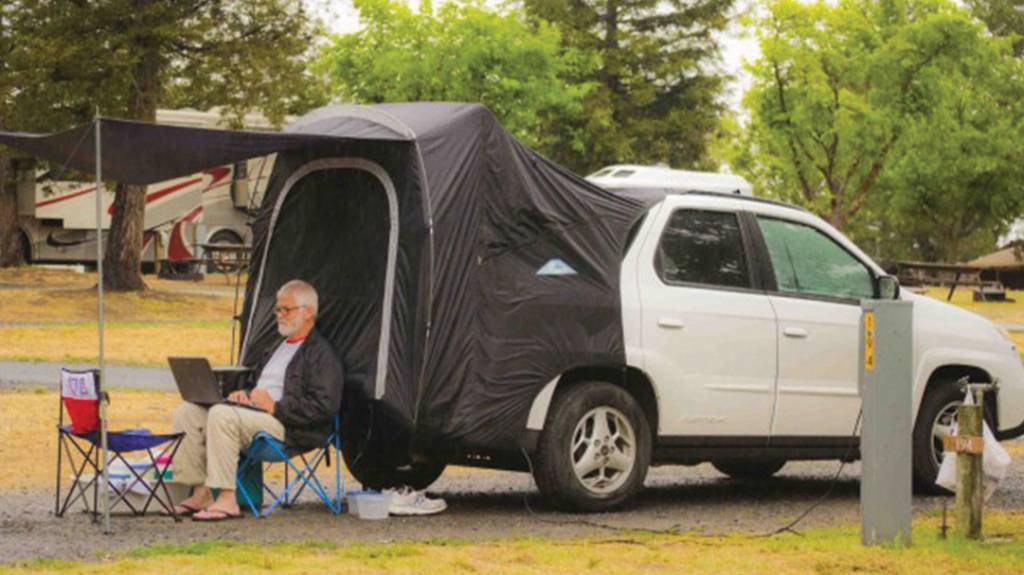 SUV Pontiac Aztek visto de lado com barraca de camping no porta-malas