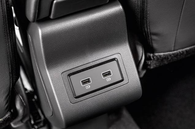 Quem vai atrás tem à disposição duas entradas USB Quem vai atrás tem à disposição duas entradas USB