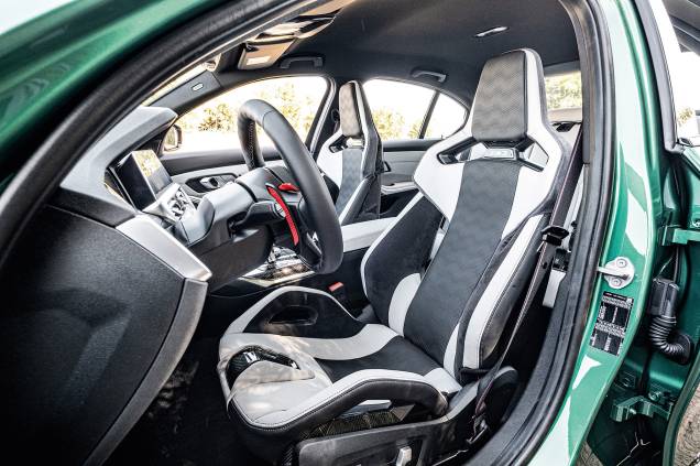 Bancos com estrutura de fibra de carbono acomodam as pessoas como se fossem peças de vestuário e podem receber cintos de cinco pontos. Central tem todas as facilidades de um carro da marca, incluindo serviços conectados. No console há botões que servem de atalho para os ajustes do carro. Preferências podem ser memorizadas e acessadas por comandos no volante Bancos com estrutura de fibra de carbono acomodam as pessoas como se fossem peças de vestuário e podem receber cintos de cinco pontos. Central tem todas as facilidades de um carro da marca, incluindo serviços conectados. No console há botões que servem de atalho para os ajustes do carro. Preferências podem ser memorizadas e acessadas por comandos no volante