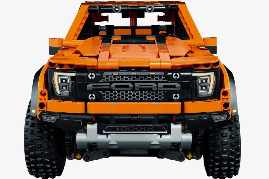 Ford F-150 laranja de LEGO visto de frente