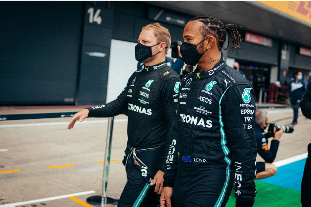 Lewis Hamilton e Valtteri Bottas andando