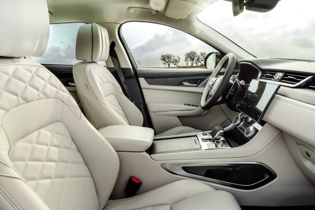 Jaguar F-Pace P400e MY2021 13 Couro legítimo, alumínio e superfícies em preto brilhante revestem painel e volante