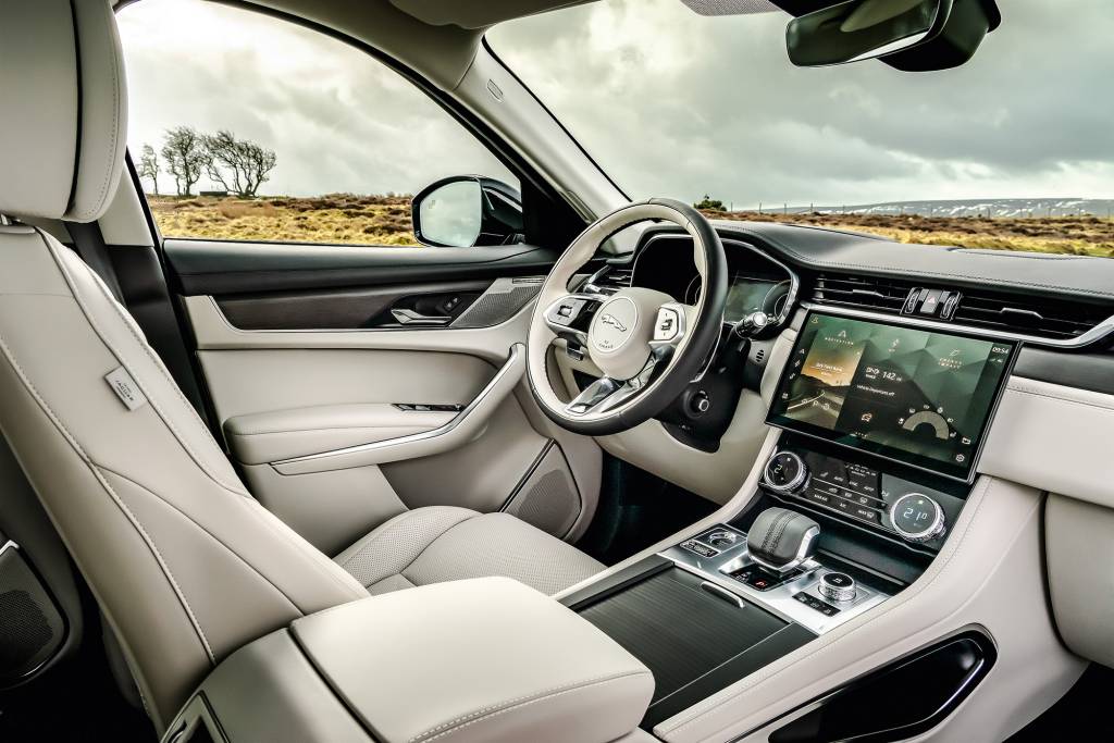 Jaguar F-Pace P400e MY2021 14 Seletor de marchas que antes era rotativo ganhou alavanca