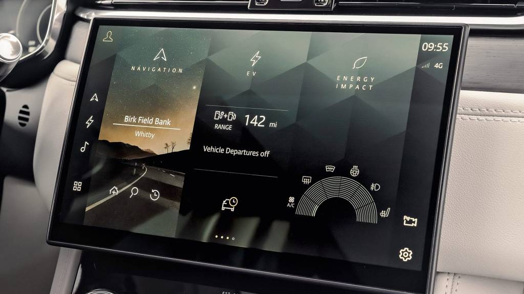 Jaguar F-Pace P400e MY2021 17 volante. Central multimídia tem tela de 11,4”