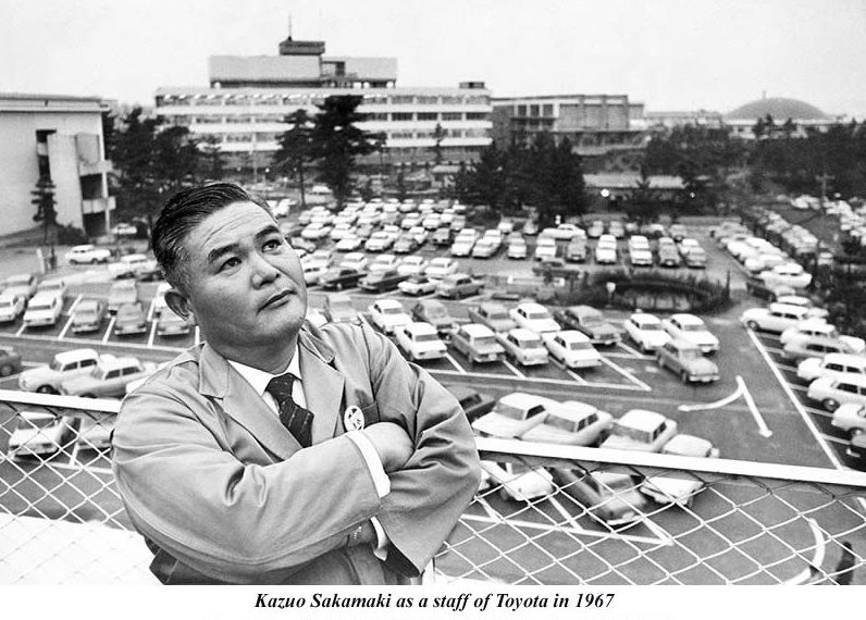Kazuo Sakamaki em fábrica da Toyota no Japão em 1967