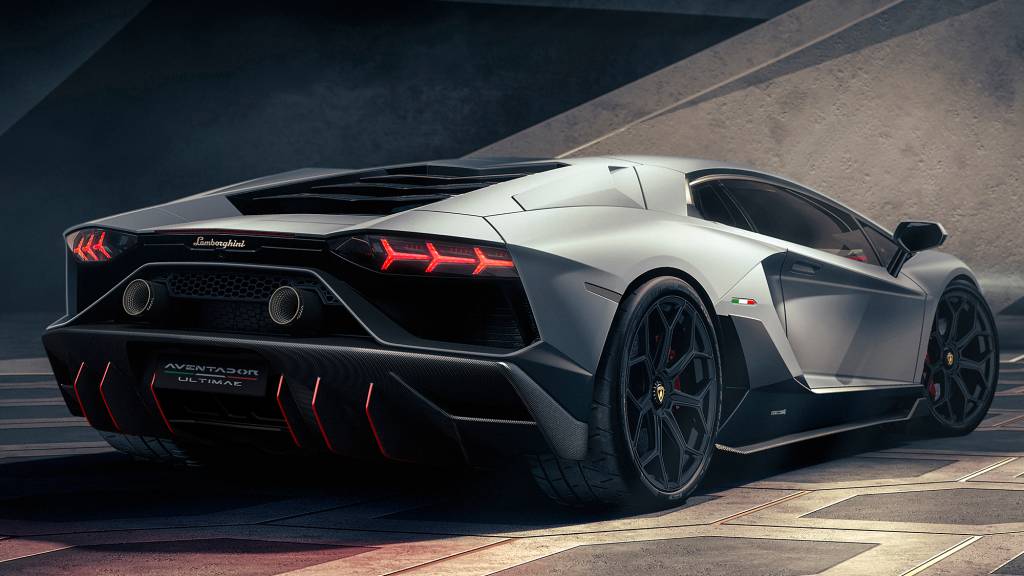 Lamborghini Aventador Ultimae prata visto de trás