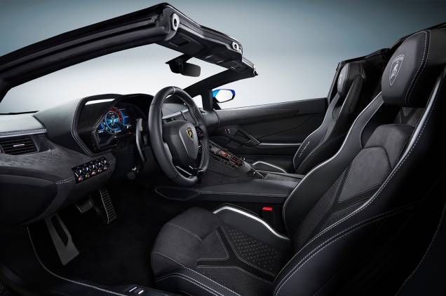 O interior foi pensado para ser luxuoso como o da versão S do Lamborghini Aventador
