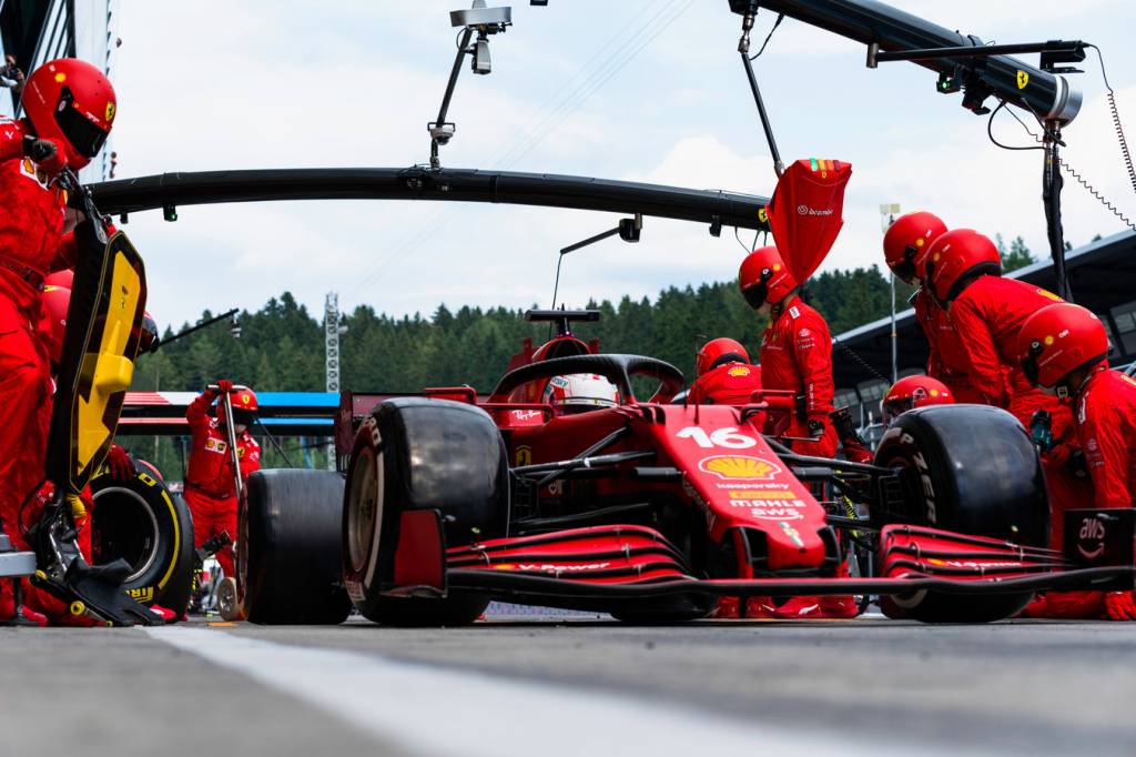 Ferrari de Charles Leclerc durante pit stop