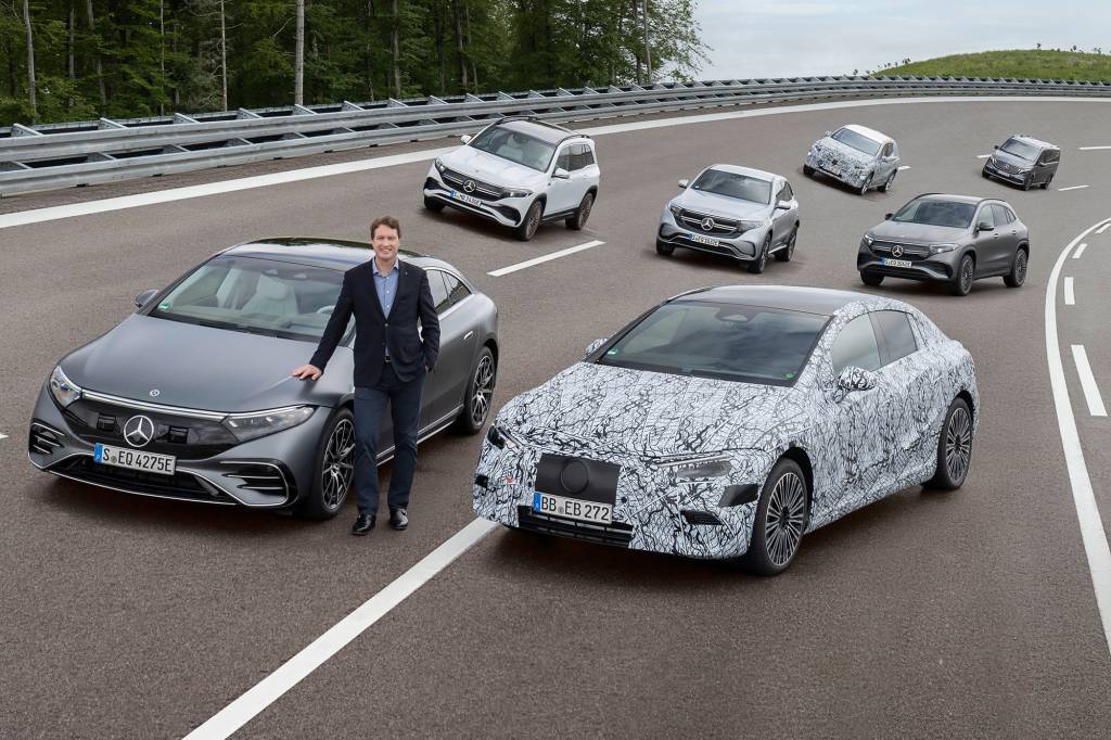 CEO da Mercedes, Ola Källenius, ao lado da família elétrica da marca com 7 modelos