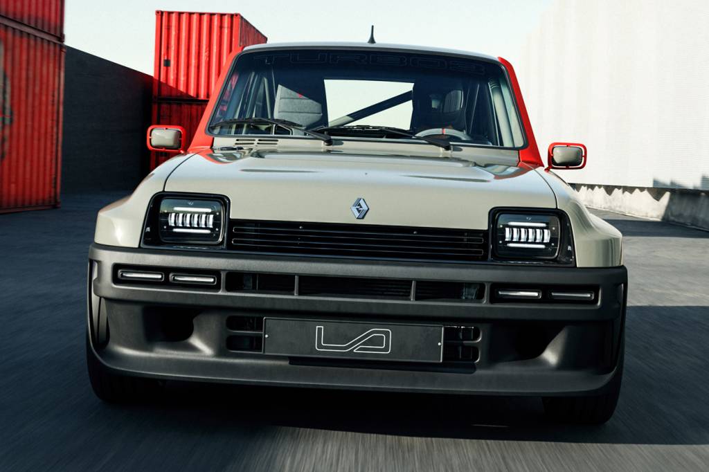 Renault 5 Turbo 3 cinza e laranja visto de frente