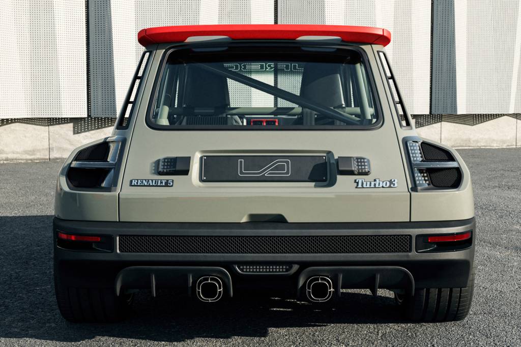 Renault 5 Turbo 3 cinza e laranja visto de trás