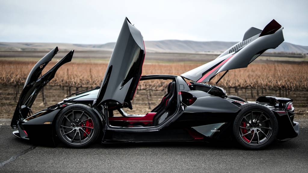 SSC Tuatara preto visto de lado com portas abertas