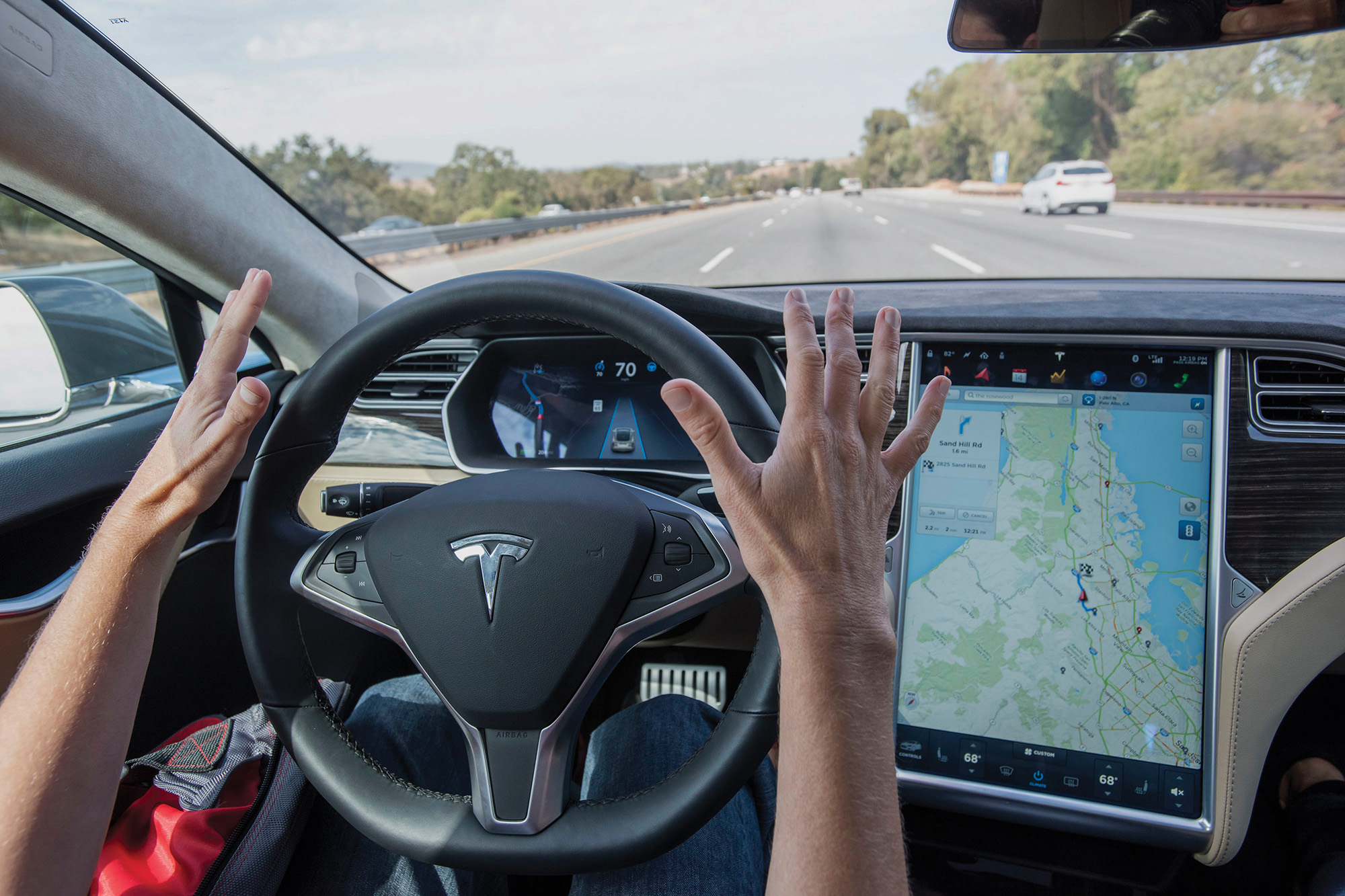 Motorista sem as mãos no volante em Tesla Model 3