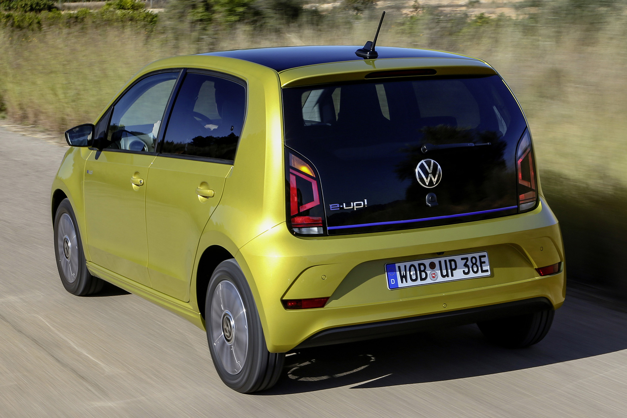 VW e-Up! amarelo visto de trás
