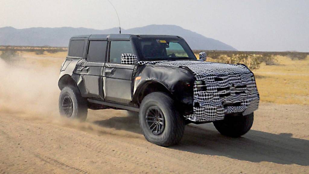 Ford bronco raptor protótipo sendo testado na terra